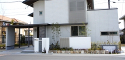 縦のラインが美しい 建物に調和したオープンデザイン