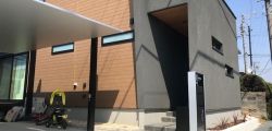 シャープなカーポートが印象的なシンプルモダン外構