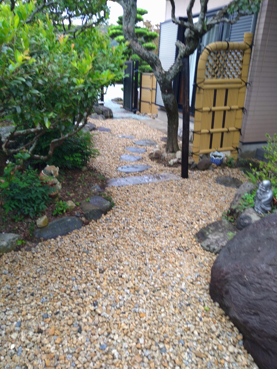 砂利敷でお庭が見違えるように✨