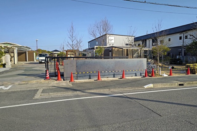 ファミリーエクステリア　シン・エントランスの壁設置中！！