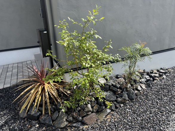 植栽と人工芝のリガーデン