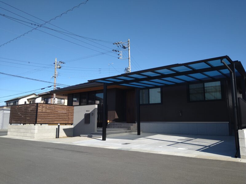 落ち着きある平屋を引き立てる、開放感とプライバシーを両立したモダン外構