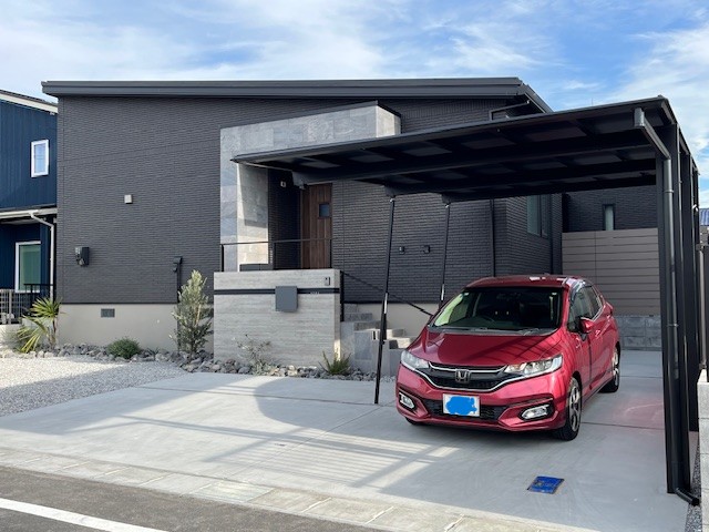 杉板柄の門柱でシックにまとまる門周り