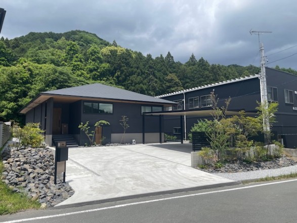 山の景色に調和する和ﾓﾀﾞﾝ外構