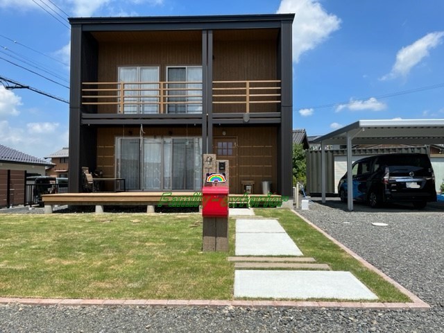 赤いポストが映えるオープン外構