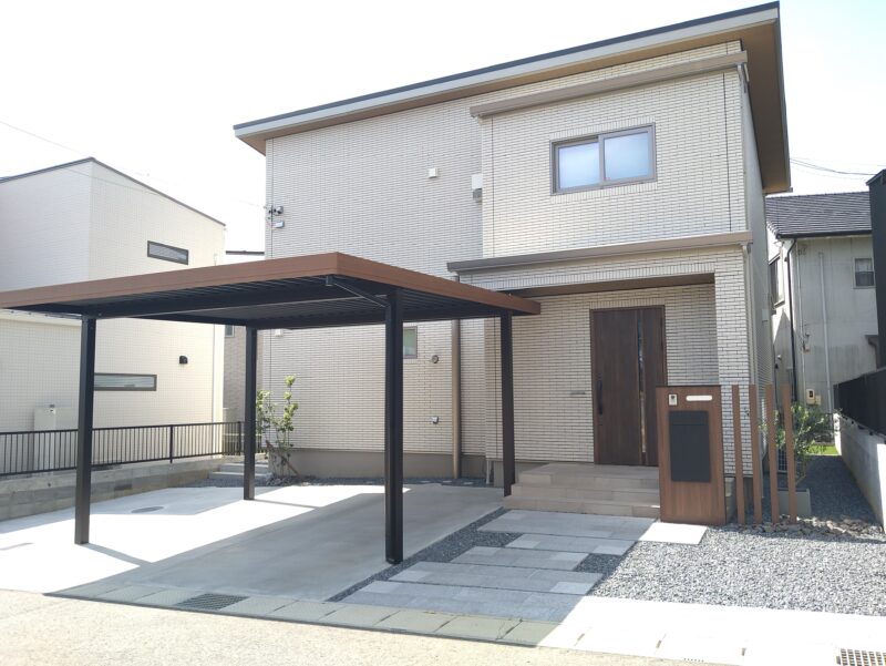 木調アクセントが際立つ、建物の美しさを高める洗練モダン外構
